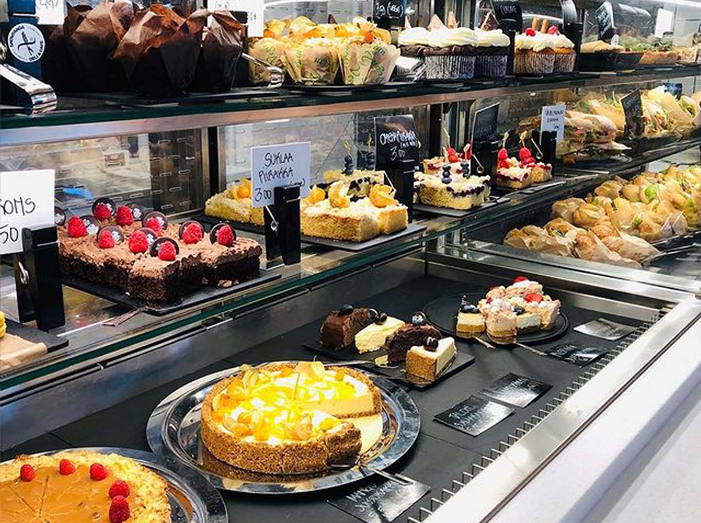 Pandakahvilan vitriini